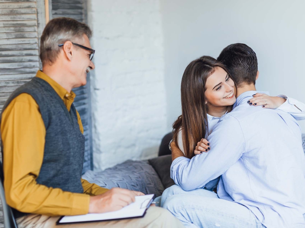 happy-married-cople-psychologist-office-with-candid-emotions-1.jpg